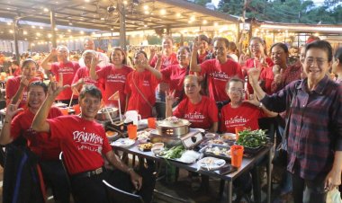 เสื้อแดงขอนแก่นแสดงพลังกินหมูกระทะฉลอง "ทักษิณ"กลับบ้านหลังประกันตัวคดีม.112