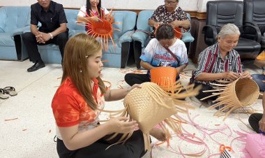 อบต.บ้านแท่น ยกระดับกลุ่มสตรี เปิดอบรมกระเป๋าจากเส้นพลาสติก