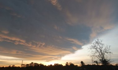 ชมบรรยากาศท้องฟ้าสุดอลังการ งดงามราวกับภาพวาดที่ครบุรีโคราช