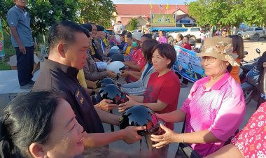 อปท.-เอกชนร่วมแจกหมวกกันน็อคชาวบ้านป้องกันและลดอุบัติเหตุทางถนน