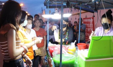ชาวเมืองสองแควต่อแถวยาวเฟื้อยรอซื้อลอดช่องสิงค์โปร์จากร้านยายจ๋า
