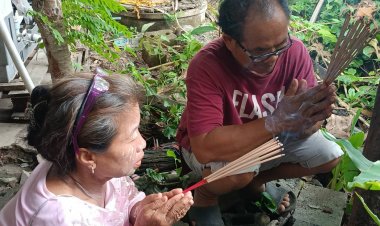 คอหวยแต่งขันธ์ 5 ดอกไม้ธูปเทียนแป้งฝุ่นโรย ลุ้นเลขเด็ดกล้วยออกลูกใต้กาบใบ