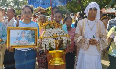 น้าสาวอุ้มรูปพี่สาวนาคร่วมงานบุญใหญ่ให้น้องชายบวชนาคหมู่