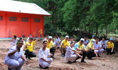 ตำรวจโคราช นำคณะครู นักเรียน โรงเรียนไตรรัตน์วิทยาคาร ปลูกป่าชุมชน บวรกินได้