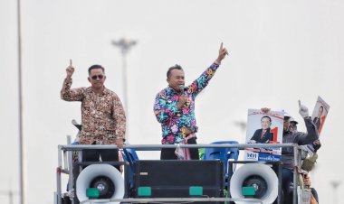 โค้งสุดท้ายศึกชิงนายก อบจ.ลุงชาญฟิตขึ้นรถแห่ขอคะแนนเสียงชาวปทุมฯ