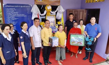 "นายอำเภอแม่สอด-นายกเคี้ยง-ผู้ใหญ่หมี แม่สอด "มอบบ้าน โครงการเฉลิมพระเกียรติพระบาทสมเด็จพระเจ้าอยู่หัว