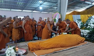 พลังศรัทธาญาติโยมงานศพเจ้าอาวาสใช้รูปพี่ชายตั้งหน้าโรงศพแทน