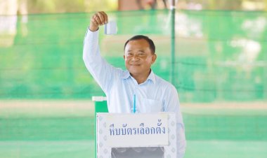 คึกคัก เลือกนายก อบจ. ปทุมฯลุงชาญหย่อนบัตรคนแรก 8 โมงเช้า