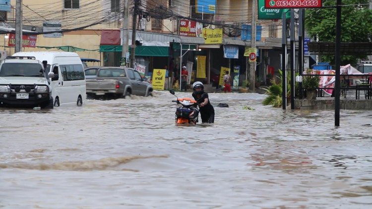 ฝนถล่มขอนแก่นท่วมสูง ชาวบ้านบ่นตกปุ๊บ ท่วมปั๊บ วอนแก้ไขปัญหา