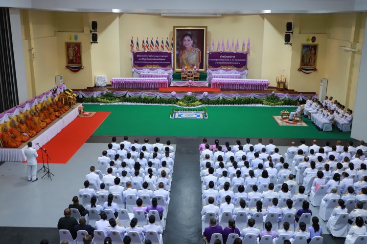 พสกนิกรนราธิวาสทุกหมู่เหล่าร่วมทำบุญตักบาตรถวายพระราชกุศล