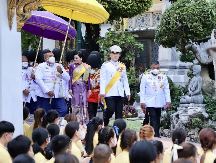“ในหลวง”เสด็จฯ พระราชพิธีเฉลิมพระชนมพรรษาสมเด็จพระนางเจ้า ฯ พระบรมราชินี