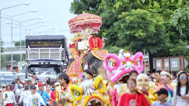สุดยิ่งใหญ่!!งานบวชลูกชาย "นายกเบี้ยว" ธัญบุรี ขี่ช้างแห่สุดอลังการ