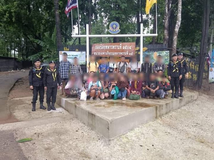 ทหารพราน 3504 จับแรงงานต่างด้าวนั่งตากฝนกลางป่าบ้านพะนะรอนายหน้ามารับ
