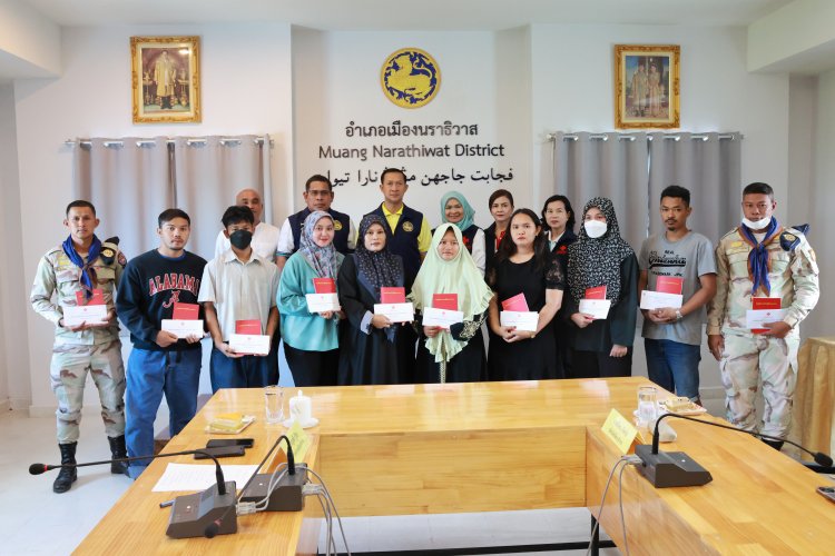 ผู้ว่าฯ นราธิวาส เยี่ยมให้กำลังใจ พร้อมมอบเงินเยียวยาฯเหยื่อบึ้มริมเขื่อนท่าพระยาสาย