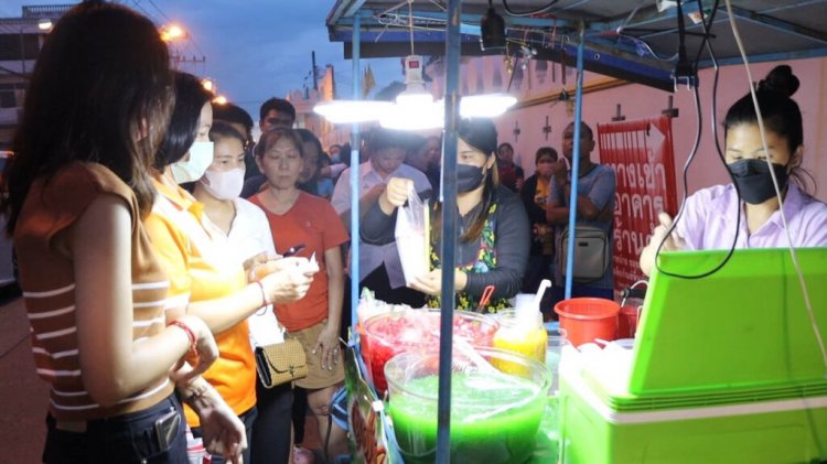 ชาวเมืองสองแควต่อแถวยาวเฟื้อยรอซื้อลอดช่องสิงค์โปร์จากร้านยายจ๋า