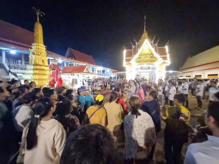 แก้บนสิ่งศักดิ์สิทธิ์ ถูกหวยรางวัลที่1-ขายที่ดินได้ รับทรัพย์ 80 ล้าน จ้างหมอลำคณะดังแสดงฟรี