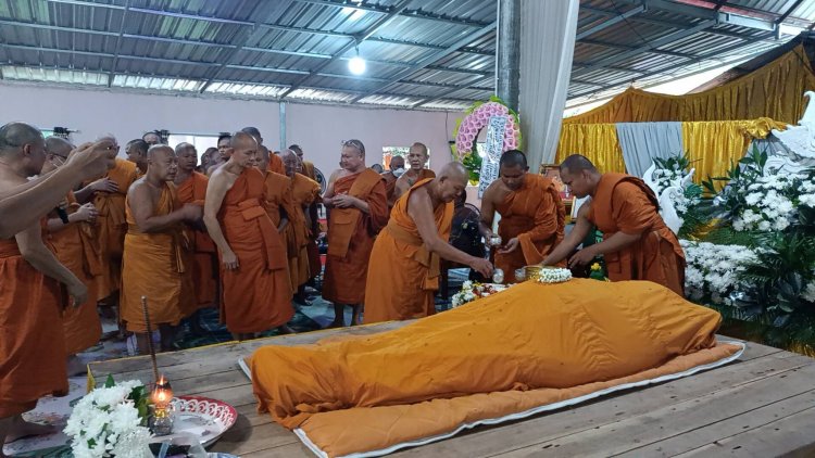 พลังศรัทธาญาติโยมงานศพเจ้าอาวาสใช้รูปพี่ชายตั้งหน้าโรงศพแทน