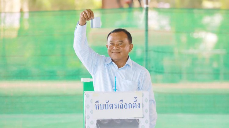 คึกคัก เลือกนายก อบจ. ปทุมฯลุงชาญหย่อนบัตรคนแรก 8 โมงเช้า