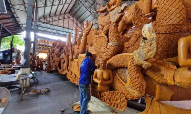 ช่างเทียนวัดโคราช เร่งแกะสลักเทียนพรรษาสุดอลังการร่วมงานแห่เทียนปีนี้