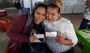 รวยไปด้วยกัน!แม่ค้าก๋วยเตี๋ยว-ลูกจ้าง ถูกหวย แบ่งกันคนละ 6 ล้าน