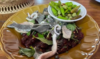 "ลาบหนานนวล" ตำนานร้านลาบเหนืออร่อยคู่แม่สายกว่า 70 ปี