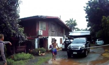 นาทีสยบ! หนุ่มหลอนทางประสาท-คลุ้มคลั่งควงมีดพยายามทำร้ายคนในบ้าน