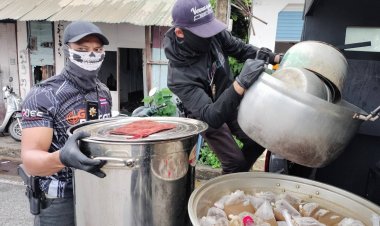 ฝ่ายปกครองนราธิวาสบุกุมผู้ลักลอบขายน้ำต้มใบกระท่อมผสมยาแก้ไอขายกลุ่มวัยรุ่น