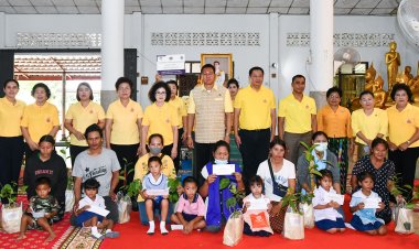 พ่อเมืองชลบุรีมอบสิ่งของผู้ด้อยโอกาสเฉลิมพระเกียรติในหลวง