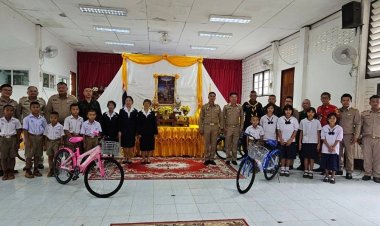 กาชาดฯท่าสองยางมอบรถจักรยานให้นักเรียนด้อยโอกาสเฉลิมพระเกียรติเทิดไท้องค์ราชันในหลวง