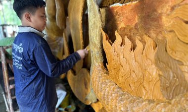 หลงรักมาตั้งแต่เล็ก เด็ก ม.2 โคราช แกะเทียนพรรษาสืบสานวัฒนธรรมอีสาน