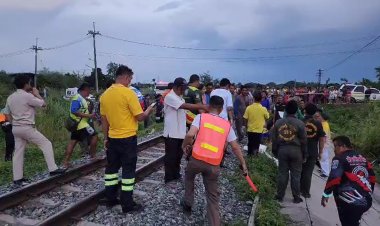 พิจิตรเกิดอุบัติเหตุรถไฟชนรถกระบะ4ประตูตาย5เจ็บ2