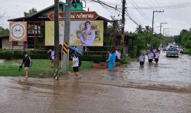 พายุฝนถล่มเมืองโคราช น้ำป่าไหลหลากท่วมถนนพิมายฉับพลัน