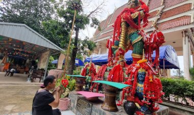 นทท.แห่กราบไหว้ปู่ท้าวเวชสุวรรณวัดล้านหอยขอพร-โชคลาภ