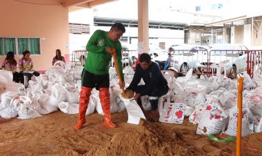 ฝนตกหนักต่อเนื่อง ขอนแก่นเร่งวางกระสอบทรายรอบเมือง ป้องกันน้ำท่วม