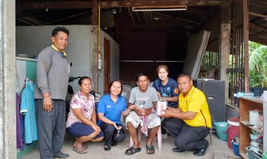 กำนันคนดังศรีสะเกษ..! พาเหรดนำเครืองบริโภคไปมอบแก่ชาวบ้าน17 ครอบครัว