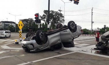 เขย่าขวัญระทึก! ฝนตก ถนนลื่น กระบะชนกันสนั่นกลางสี่แยกไฟแดงมุกดาหาร