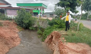 น้ำท่วมนาข้าวเริ่มเน่าเสีย เทศบาลอำนาจเจริญเร่งระบายน้ำลงลำห้วยกู้วิกฤติ