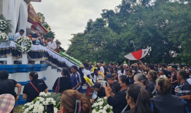 "ครูสลา" พร้อมศิลปินนักร้อง ร่วมงานฌาปนกิจศพแม่ของสุนารี ราชสีมา เนืองแน่น