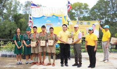 ครูนักเรียนวังน้ำเขียว ร้อยดวงใจเป็นหนึ่ง ร่วมแปรอักษรเลข ๗๒ ไทย ถวายพระพรชัยมงคลในหลวง