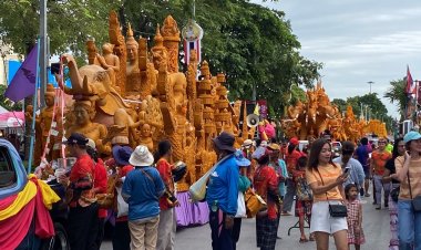สุดวิจิตรอลังการ ขบวนเทียนพรรษาโคราช  นทท.นับพันคนแห่ชมกันคึกคัก