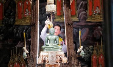 ในหลวง ทรงเปลี่ยนเครื่องทรงฤดูร้อนเป็นเครื่องทรงฤดูฝน ถวายพระแก้วมรกต