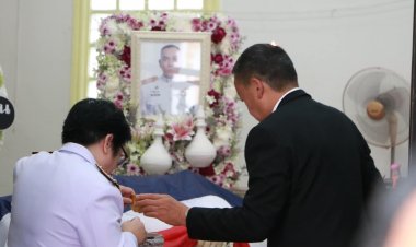 นายกฯ เป็นประธานพิธีรดน้ำศพ รองหรั่งเ หยื่อกระสุน เฮียตุ้ง