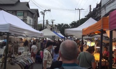 ถนนคนเดินเชียงใหม่คึกคัก ร้านค้า ร้านอาหารยอดขายพุ่ง วัดคนแน่นแห่ทำบุญเข้าพรรษา