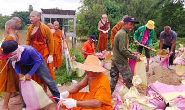 พระสงฆ์-ญาติโยม ขอนแก่น ระดมกำลังบรรจุกระสอบทรายวางแนวกั้นน้ำตลอดแม่น้ำชีป้องน้ำเอ่อท่วมพื้นที่