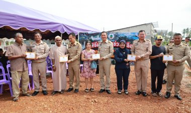 พ่อเมืองนราธิวาสมอบเงินช่วยเหลือเหยื่อโกดังเก็บดอกไม้เพลิงระเบิดตำบลมูโน๊ะ