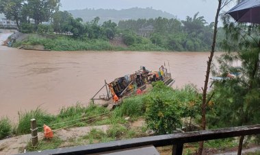 ระทึก!ฝนตกหนักน้ำเชี่ยวกราดซัดสะลิงโป๊ะข้ามฟากริมแม่น้ำเมยแม่สอด-เมียวดี ขาด