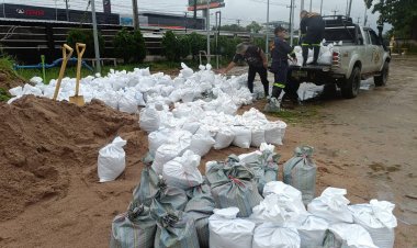 "นุ้ยส์ เมืองฉอด" สท.เขต.3.นำถุงกระสอบทรายมอบชาวบ้านวางแนวป้องกันน้ำท่วม