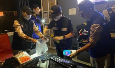 ทลายคาราโอเกะนำหญิงสาววัย 16 ปรนนิบัตลูกค้า ผงะพบยาอี-เคตามีน เพียบ