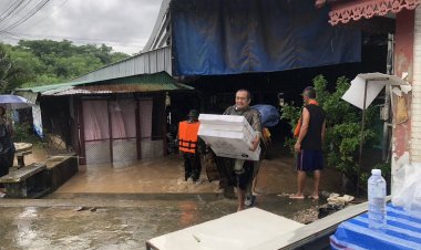 ทหารระดมกำลังพลเข้าช่วยเหลือเหยื่อน้ำท่วมชายแดนไทย-เมียนมา ฝั่งอ.แม่สอด