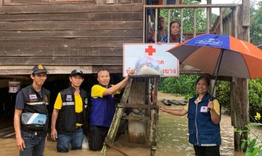 กิ่งกาชาดอำเภอท่าสองยางลุยน้ำช่วยเหลือผู้ประสบภัยน้ำท่วมแมต้าน